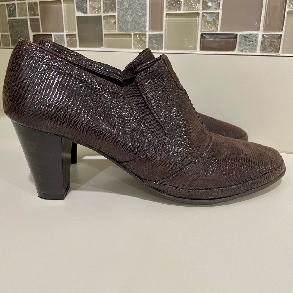 Amalfi Dark Brown Textured Heels - Picture 4 of 9